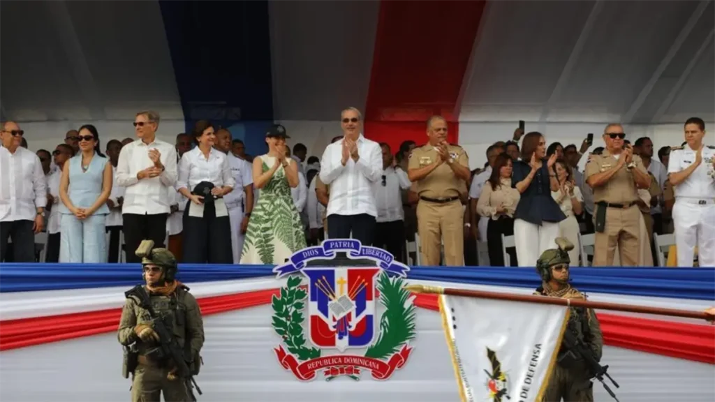 Presidente Abinader encabeza desfile militar con imponente demostración de capacidad y modernización de las fuerzas del orden