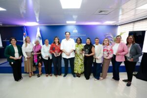 Víctor Atallah destaca el rol fundamental de la mujer en el sector salud y el desarrollo del país