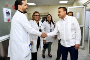 Director del SNS llega sin previo aviso al Hospital Presidente Estrella Ureña para evaluar su funcionamiento