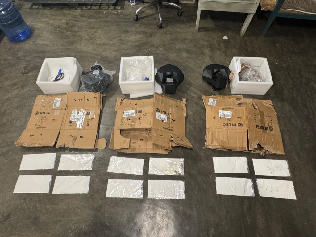 DNCD ocupa en el AILA 12 láminas de presunta cocaína ocultas en cajas de cartón