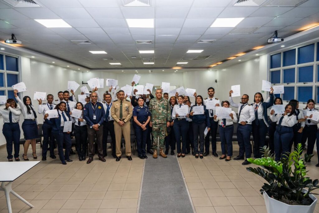 Lee Ballester certifica a 37 nuevos inspectores migratorios tras agotar proceso de pasantías en puertos, aeropuertos y puestos fronterizos