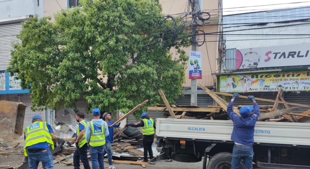 Alcaldía del DN recibe respaldo de asociaciones de buhoneros para recuperar espacios ocupados en las avenidas Duarte y París