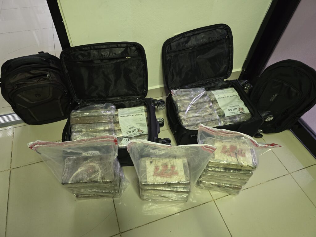 DNCD detiene dos extranjeros con 37 paquetes de presunta cocaína en el AILA