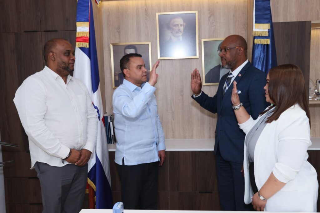 Doctor Julio Landrón juramenta director y subdirectora del Hospital Antonio Musa