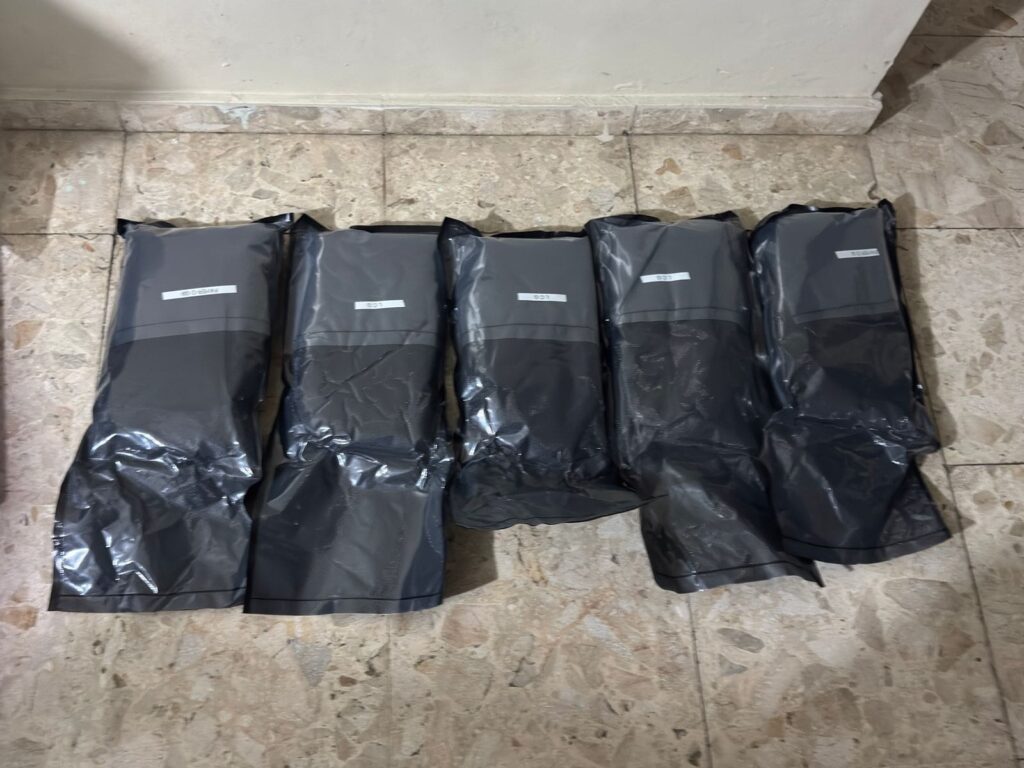 Arrestan hombre con nueve paquetes de presunta marihuana en SFM