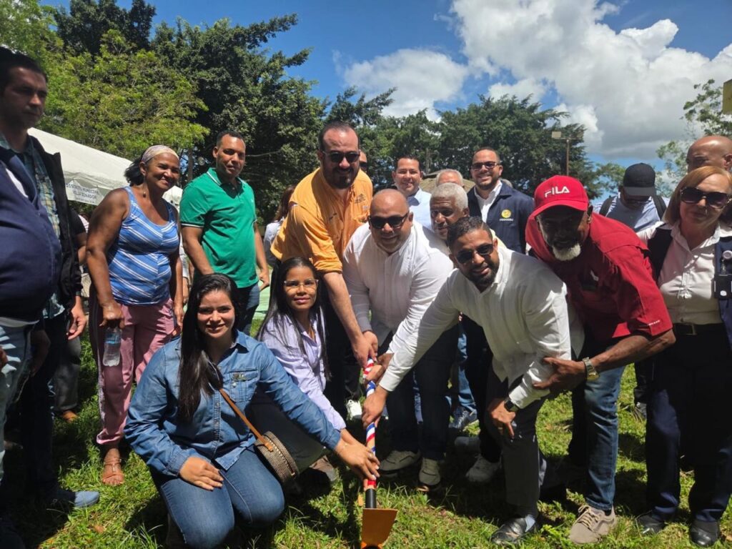 Alcaldía de  Maimón da el primer picazo a obras clave para el bienestar de sus munícipes