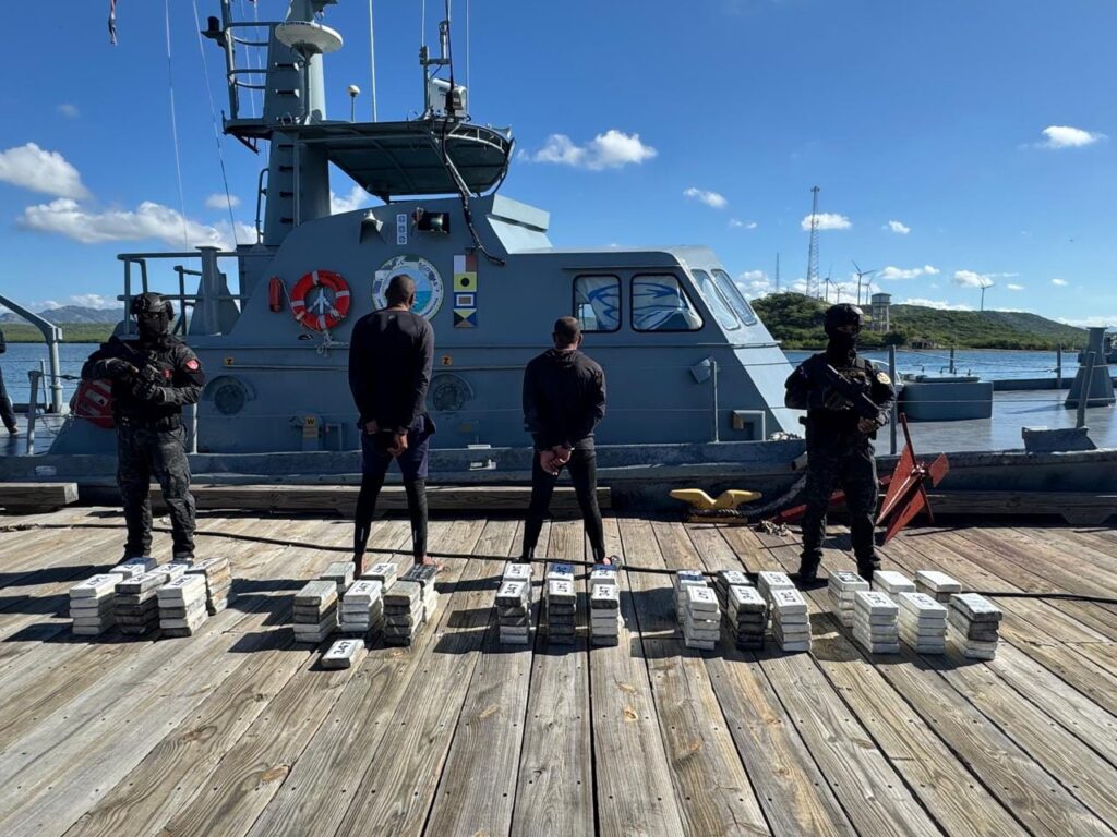 Interceptan dos hombre a bordo de lancha con 151 paquetes de presunta cocaína