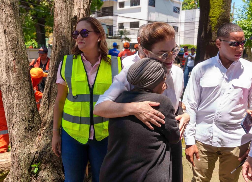 Residentes de Gazcue agradecen pronta y eficaz respuesta de Carolina tras daños por ráfagas de viento
