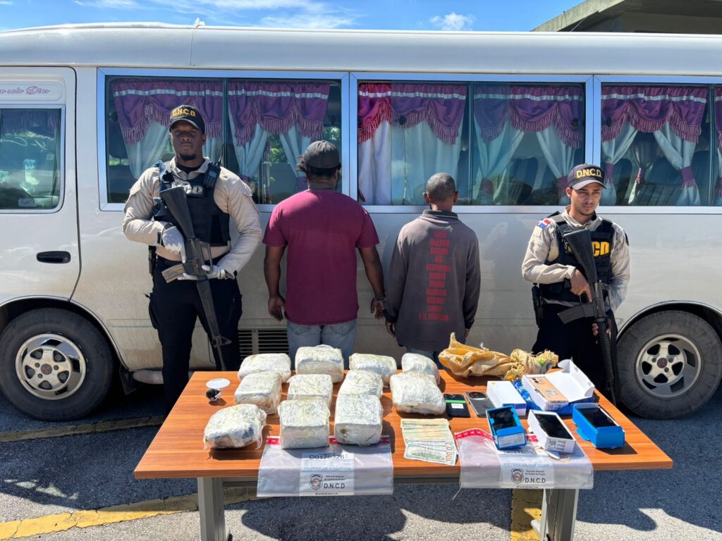 Detienen chofer y cobrador de autobús con once paquetes de presunta marihuana