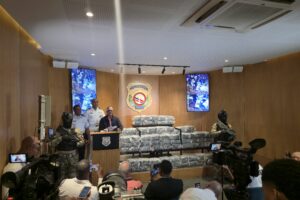 Incautan alijo de 375 paquetes de presunta cocaína y arrestan dos hombres