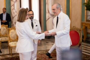 Presidente Abinader recibe cartas credenciales de seis nuevos embajadores acreditados ante el Gobierno dominicano