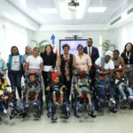 Directora del INAIPI entrega sillas de ruedas a niños con parálisis cerebral