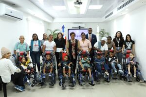 Directora del INAIPI entrega sillas de ruedas a niños con parálisis cerebral