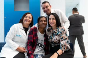 Primera dama y director del SNS realizan visita al INCART