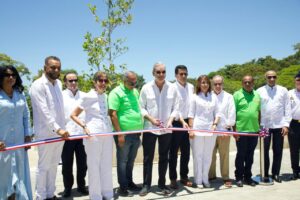 Presidente Abinader entrega obras de renovación de la playa Sosúa y su plaza de vendedores
