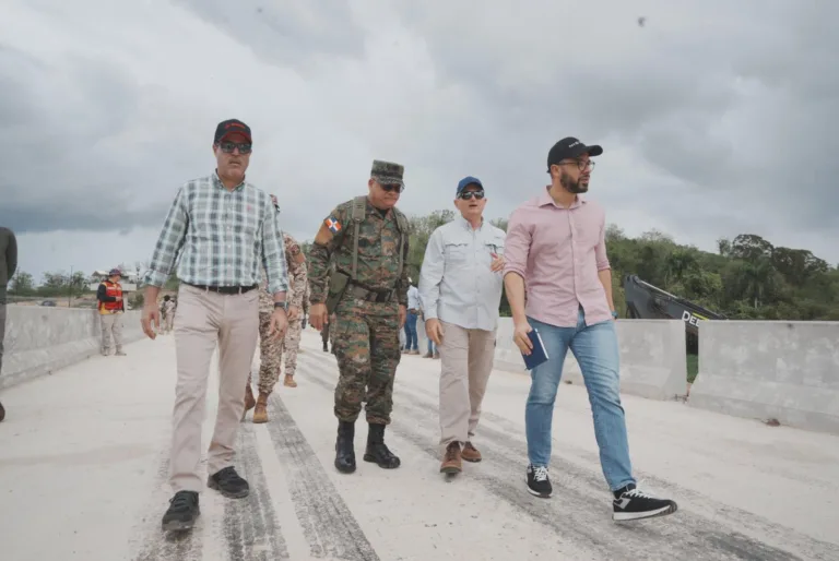 Ministro de Defensa supervisa avances de la verja perimetral fronteriza en la zona norte