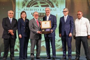 Presidente Abinader encabeza entrega de galardones a destacados trabajadores y empresarios dominicanos que contribuyen al desarrollo económico y social del país