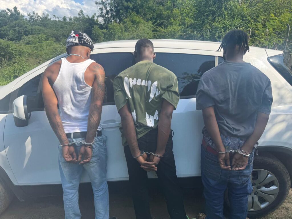 Arrestan tres integrantes de la red de microtráfico de “El cojo”  en montecristi