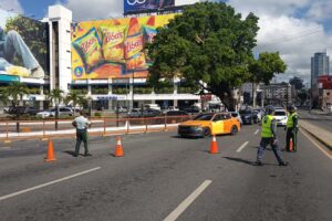 Agentes DIGESETT se mantiene viabilizando por cierre en paso a desnivel Tiradentes con 27 de Febrero