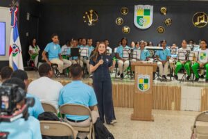 Carolina habla del cuidado del medioambiente y manejo de residuos con estudiantes en Gualey