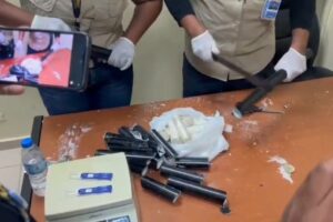 DNCD ocupa dos maletas con los tubos llenos de cocaína  en el aeropuerto Internacional del Cibao