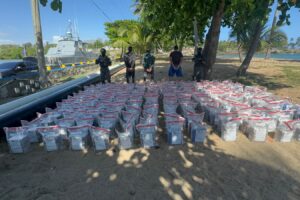 Autoridades incautan alijo de 978 paquetes de presunta cocaína en las costas de Santo Domingo