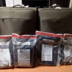 Detienen extranjera con presunta cocaína oculta en doble fondo de su equipaje en el AILA