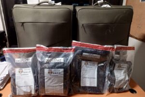 Detienen extranjera con presunta cocaína oculta en doble fondo de su equipaje en el AILA