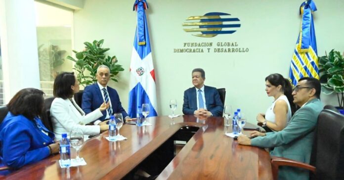 Leonel Fernández recibió este miércoles a la presidenta del Parlamento Centroamericano Carla Gutiérrez