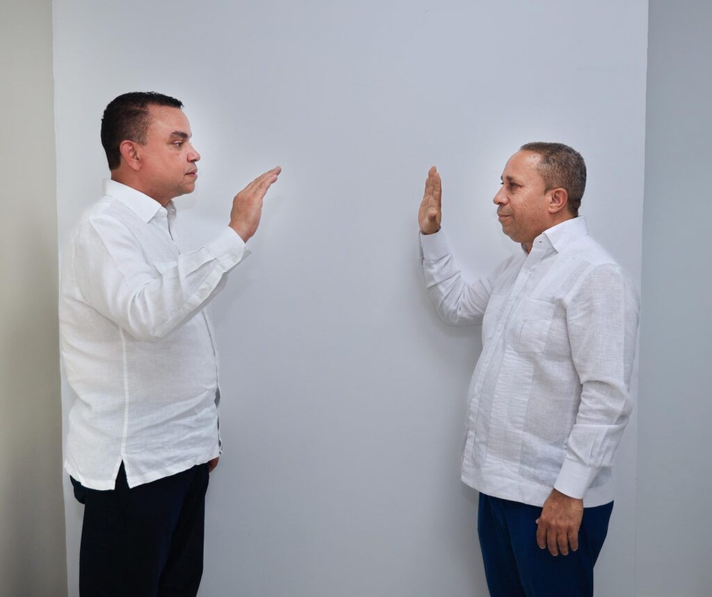 Doctor Julio Landrón juramenta a Alfonzo Herasme como director del Servicio Regional de Salud Enriquillo