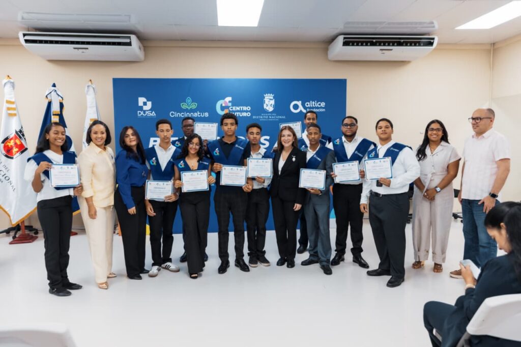Carolina Mejía encabeza la quinta entrega de certificados a jóvenes de Cristo Rey y Villas Agrícolas en Centro Futuro