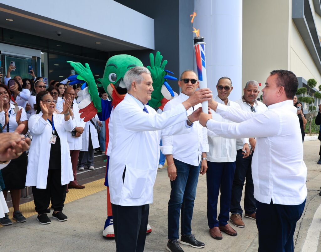 SNS recibe antorcha de Juegos Centroamericanos y del Caribe Santo Domingo 2026 y garantiza asistencia médica gratuita para atletas y visitantes