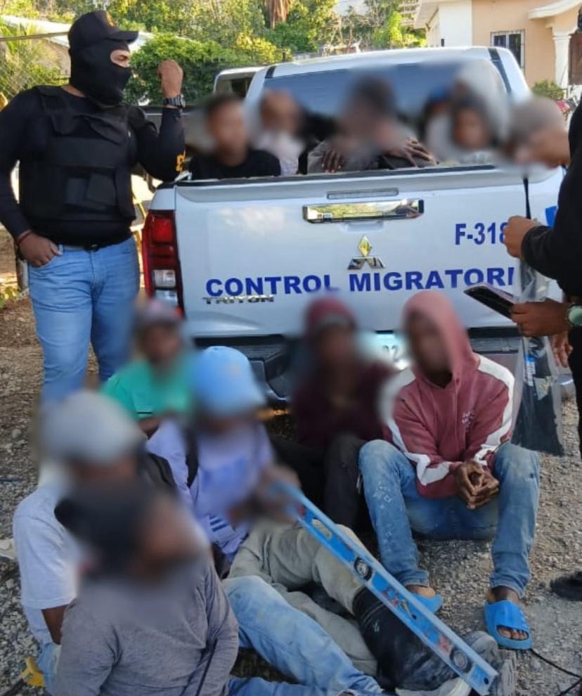 Agentes migratorios operan en zonas agrícolas y barrios populares: detienen 902 y deportan 800 indocumentados este martes
