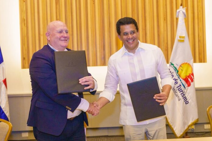 Ministro de turismo David Collado firma acuerdo con ITF para fortalecer la movilidad Turística sostenible