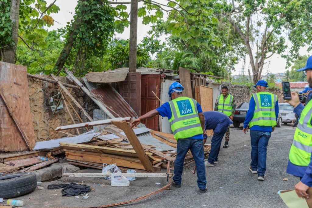 Carolina ordena retirar infraestructuras y recuperar aceras ocupadas irregularmente en Arroyo Hondo