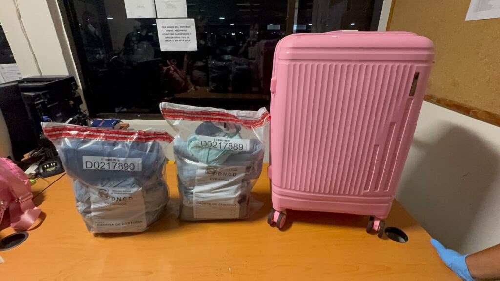 Detienen dos extranjeras con 13 prendas de vestir empregnadas de presunta cocaína