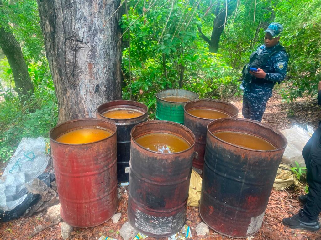 Interior y Policía y el CECCOM desmantelan en Azua fábrica clandestina con más de 25 mil litros de alcohol adulterado