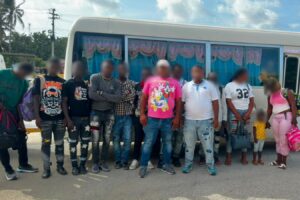 Someterán a chofer y cobrador dominicano por traficar 11 haitianos indocumentados en Barahona