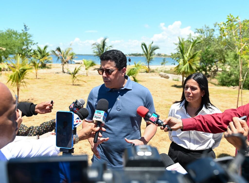 David Collado supervisa intervención playa El Faro de San Pedro Macorís