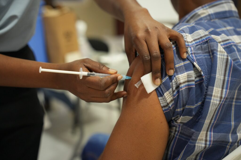 Hospital Moscoso Puello conmemora el Día Mundial contra la Hepatitis con jornada de vacunación para colaboradores