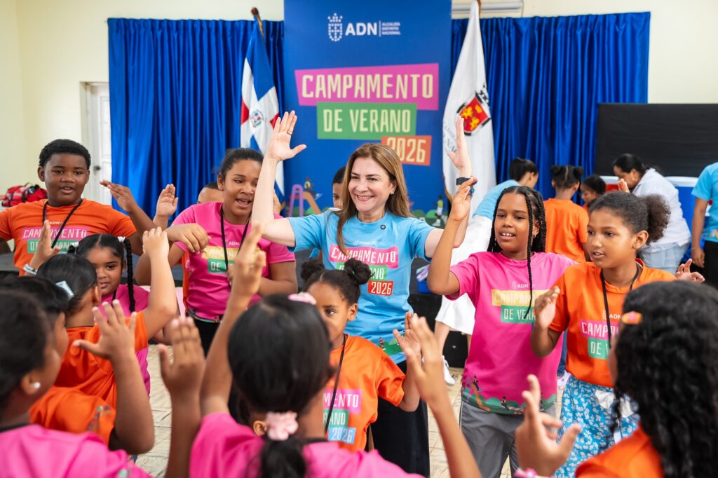 Carolina Mejía comparte una mañana de alegría y aprendizaje con cientos de niños en el Campamento de Verano del Distrito Nacional