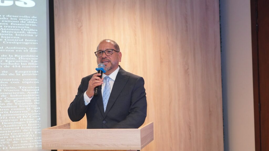 Juan Ovalles celebra 35 años de trayectoria y presenta fundación  por la transparencia