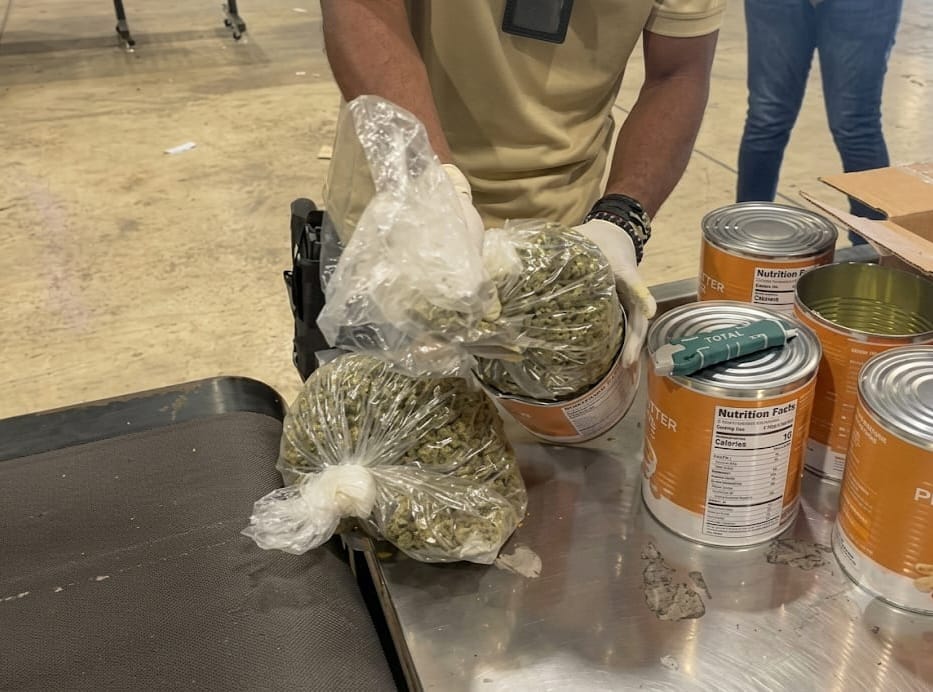 Incautan en el  AILA ocho paquetes y latas llenas de marihuana