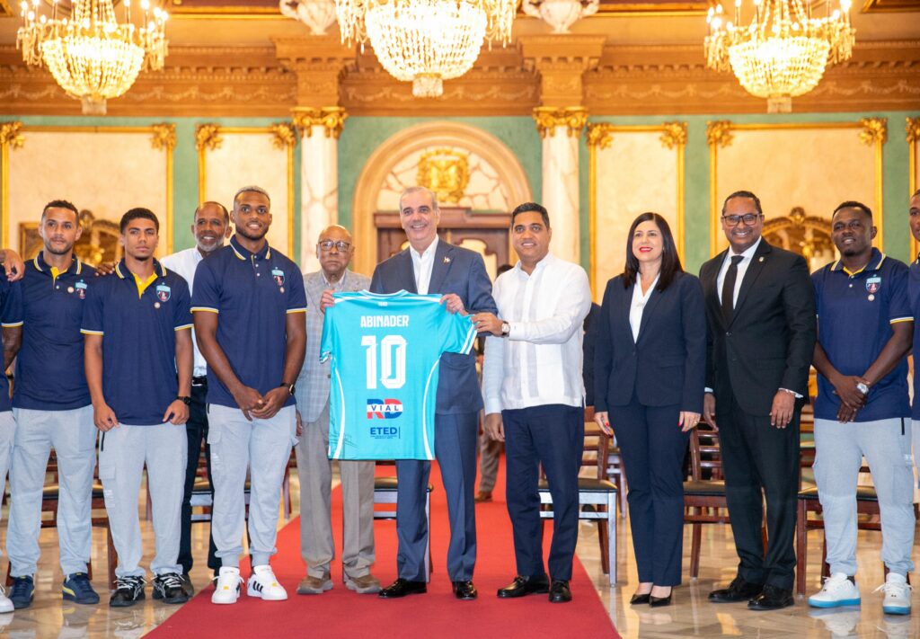 Presidente Abinader recibe en el Palacio Nacional al Salcedo Fútbol Club tras conquistar el campeonato nacional de la Liga Dominicana de Fútbol