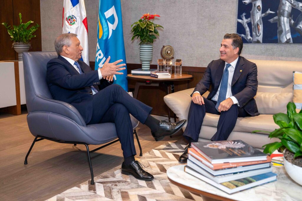 Banreservas y Banco Popular abordan retos y oportunidades del sistema financiero nacional