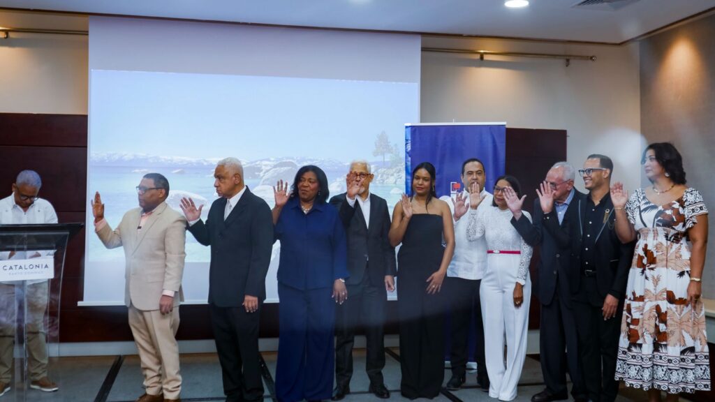 ADOPAE juramenta nuevo Consejo Directivo y enumera proyectos futuros