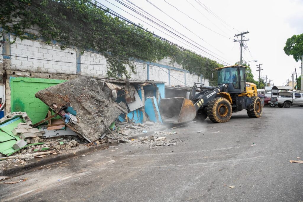 Alcaldía del DN elimina seis ocupaciones ilegales en la acera de avenida Los Mártires con Máximo Gómez