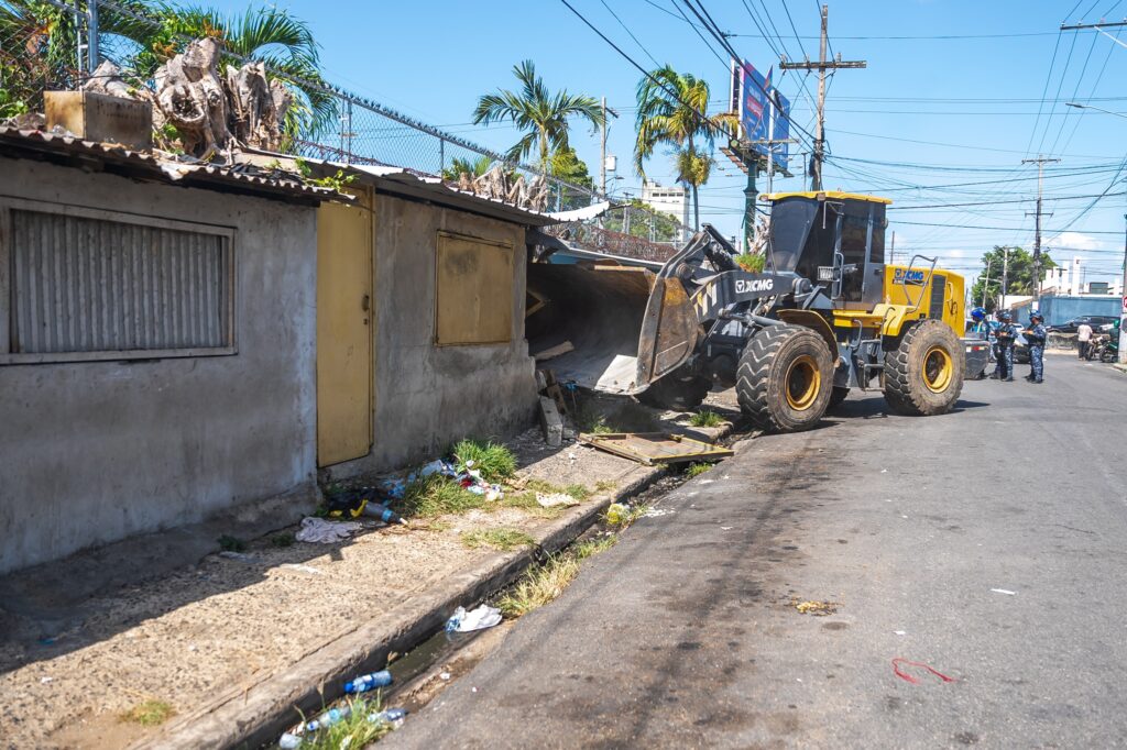 Alcaldía del Distrito Nacional demuele siete estructuras y recupera espacios públicos en Cristo Rey
