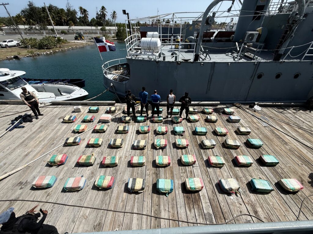 Incautan 1.3 toneladas de presunta cocaína en la provincia Peravia