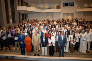 Faride Raful encabeza juramentación de nuevos dominicanos y destaca compromiso con la patria